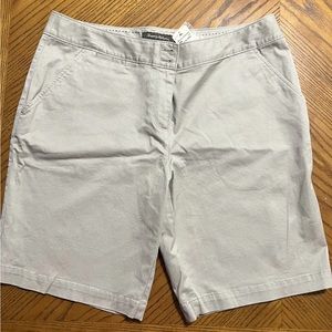 TOMMY BAHAMA khaki chino shorts. NWT Size 8